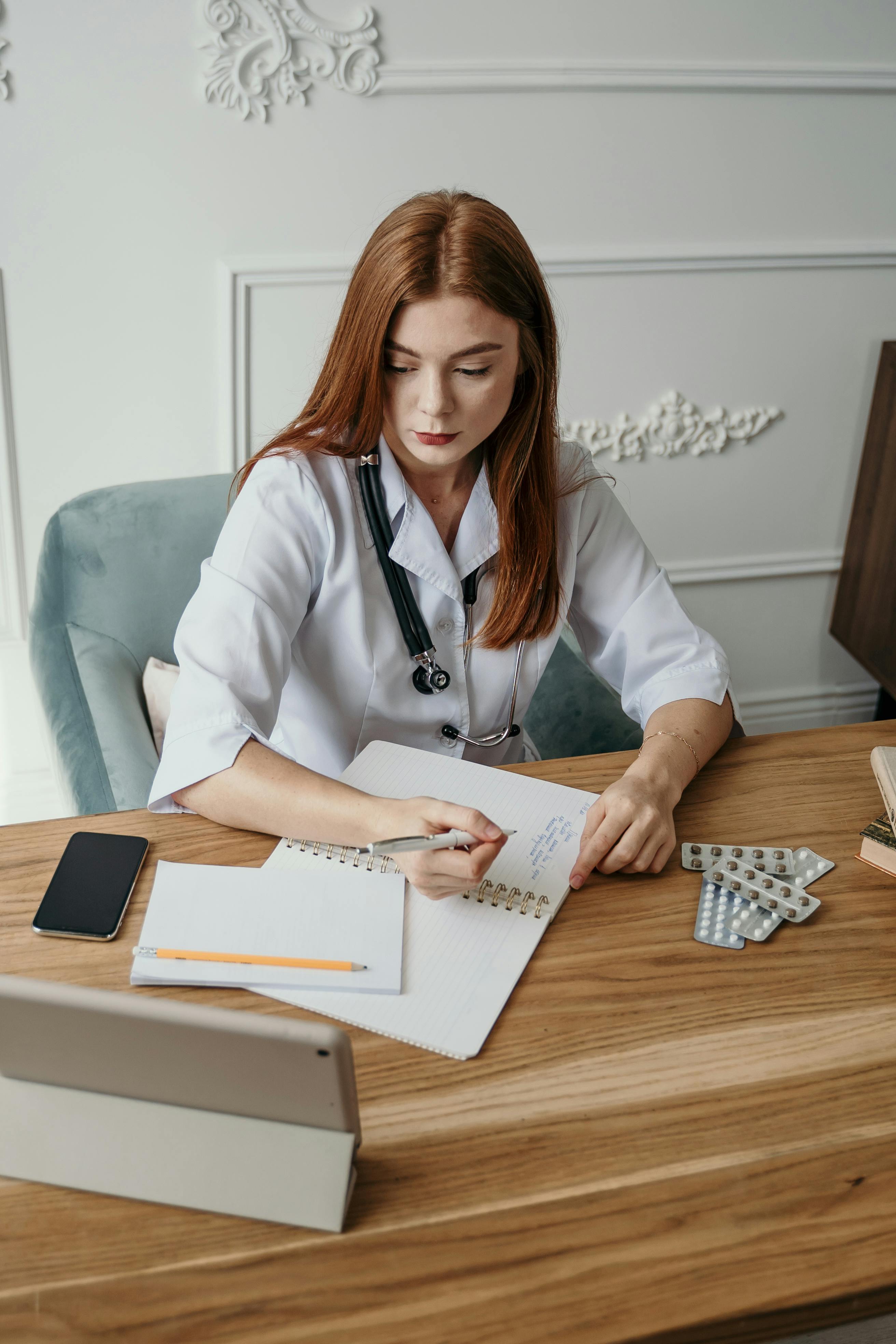 Médica em consultório
